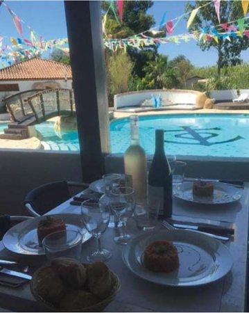 Le Maxim's City Bar Restaurant