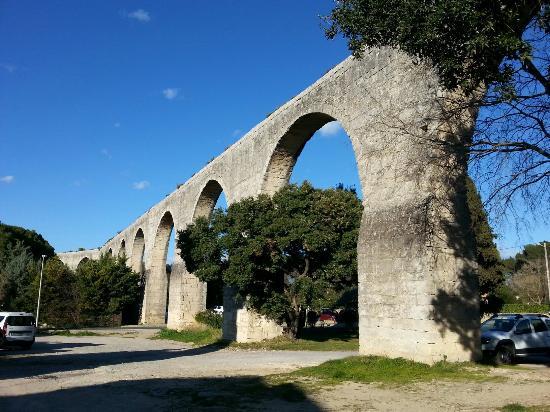 l'aqueduc du château de Castries